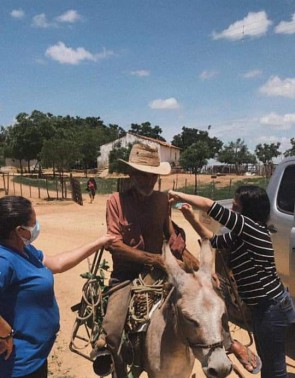 Idoso é vacinado em cima de um jumento no interior do Ceará