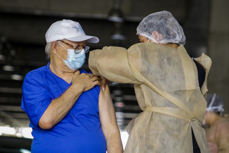 Vacinação de idosos no Centro de Eventos de Fortaleza