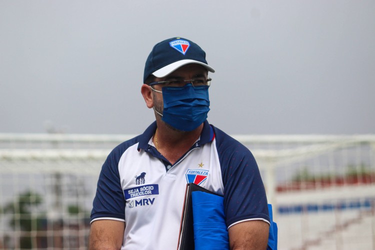 Técnico Enderson Moreira, de máscara, em treino do Fortaleza no Centro de Excelência Alcides Santos, no Pici