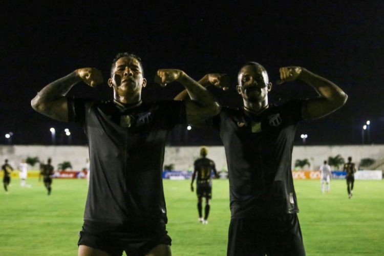 Jael comemora gol marcado ao lado de Saulo Mineiro