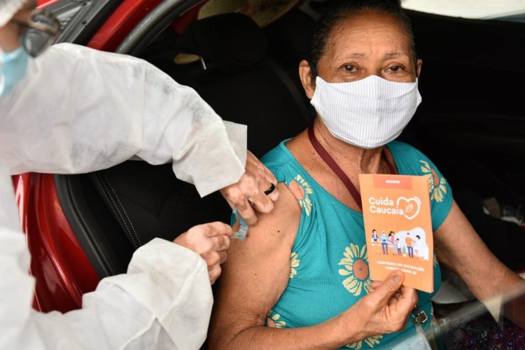 Idosa é vacinada em drive-thru em Caucaia.