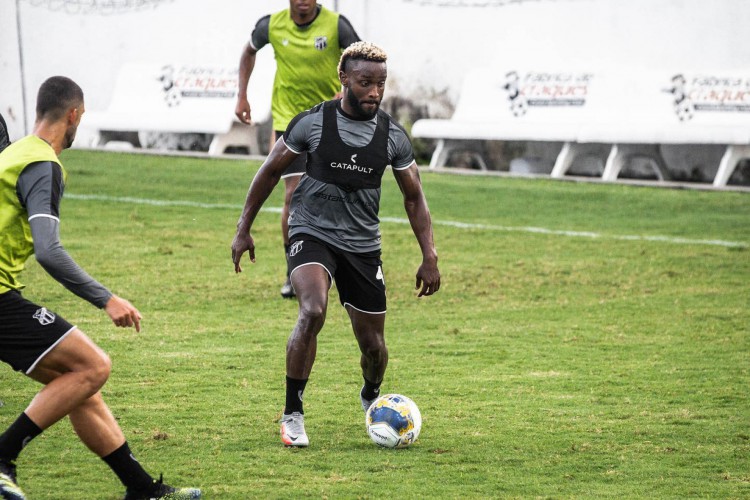 Atacante Steven Mendoza volta a ser opção para a partida entre Ceará e Corinthians 