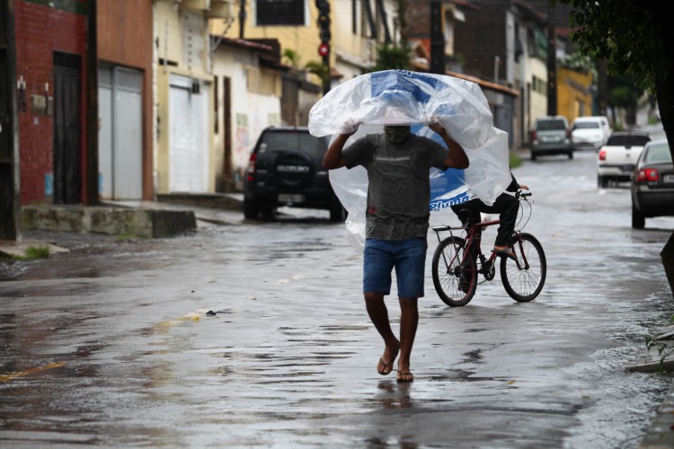 FORTALEZA,CE, BRASIL, 26.03.2021: Chuva em Fortaleza alaga ruas e baixa a temperatura. Aerolandia. (Fotos: Fabio Lima/O POVO)