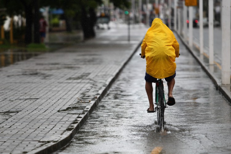 A Funceme prevê que para este sábado, 2, em Fortaleza, o céu varia de nublado a parcialmente nublado com chuva