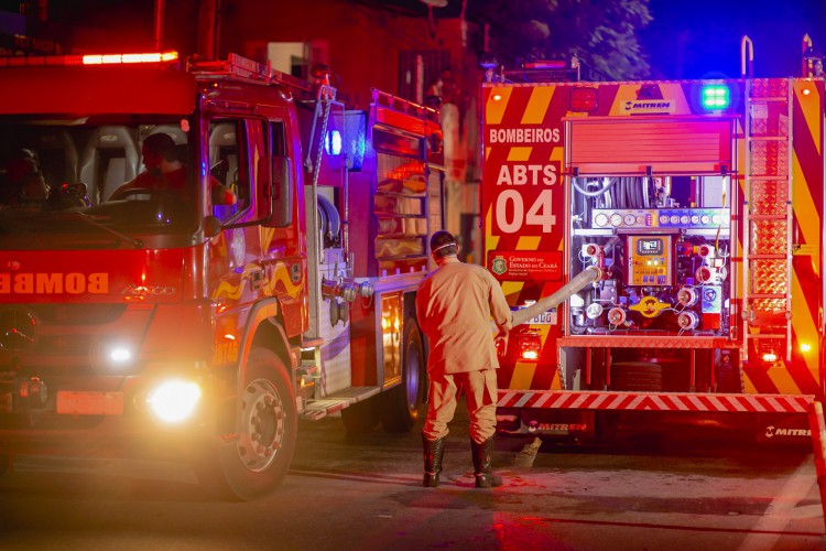 FORTALEZA, CE, BRASIL, 27.03.2021: Incêndio na Loja LOBOTEX  loja de tecidos no bairro Antônio Bezerra, muitos carros de bombeiros para apagar as chamas.