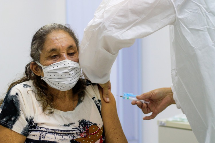 FORTALEZA, CE, 27-03-2021: Multirao de vacinacao em postos de saúdes e policlinicas no fim de semana, buscando ampliar o publico vacinado. A meta e vacinar 20 mil pessoas ate domingo e tem sido organizado a modo de não aglomerar em nenhum dos locais de vacinacao. Policlinica Luis Carlos Fontenele, Passare, Fortaleza.(BARBARA MOIRA/ O POVO)