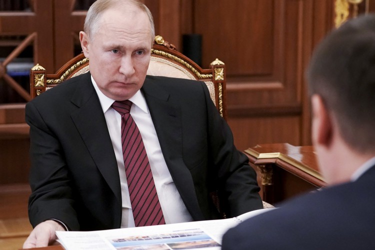 O presidente russo, Vladimir Putin, encontra-se com o governador da região de Novgorod no Kremlin em Moscou em 24 de março de 2021. (Foto: Alexei Druzhinin / SPUTNIK / AFP)