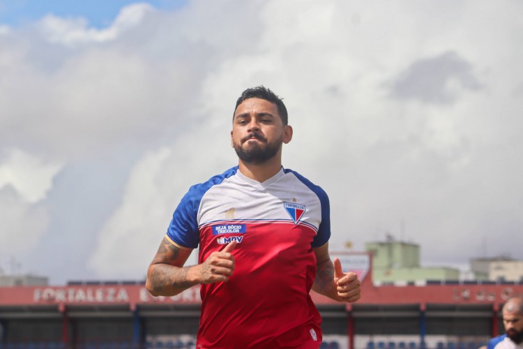 Volante Felipe em treino do Fortaleza no Centro de Excelência Alcides Santos, no Pici