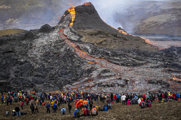 Vulcão Fagradalsfjall em erupção recebe visitantes na Islândia