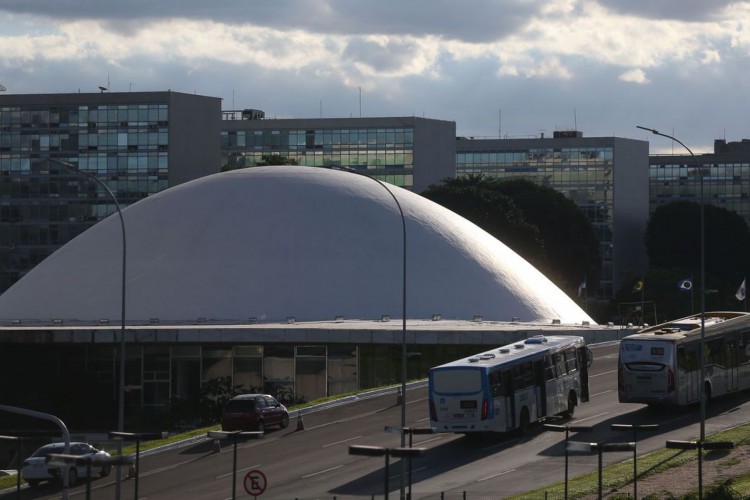 A cúpula menor, voltada para baixo, abriga o Plenário do Senado Federal.