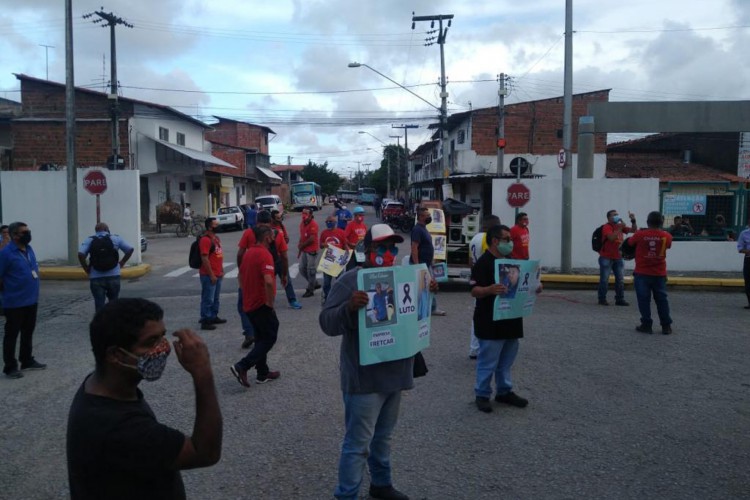 Categoria se reuniu na entrada do terminal