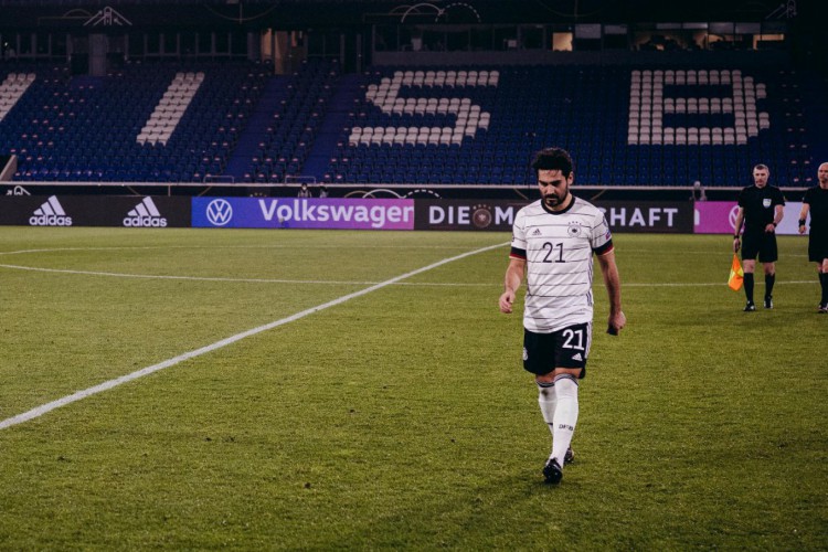 Gundogan chegou a empatar a partida contra a Macedônia, de pênalti, mas não evitou a derrota da seleção germânica 