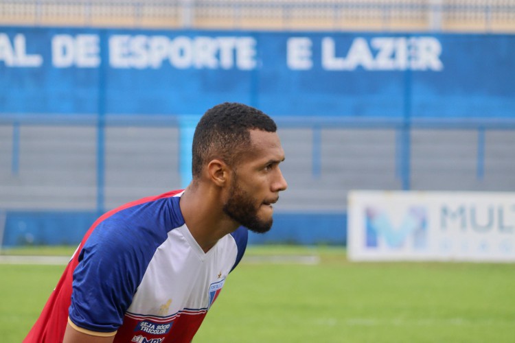 Atacante Gustavo Coutinho em treino do Fortaleza no estádio Lindolfo Monteiro, em Teresina