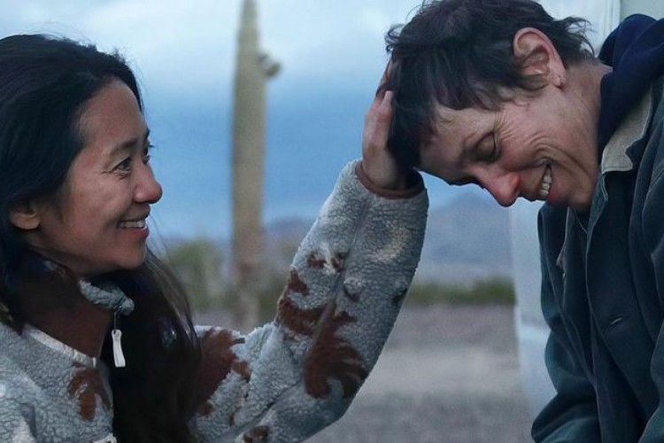 Chloé Zhao e Frances McDormand durante as filmagens de 'Nomadland'