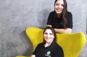 FORTALEZA- CE, BRASIL,  07-04-2021: Patrícia Dias e Laurinda Soares Macedo, sócias do Turisnato, plataforma de maketplace para profissionais ligados à cadeia turística, tais como artesãos, guias turísticos, instrutores de kite/surfe, entre outros. (Foto: JÚLIO CAESAR / O POVO)