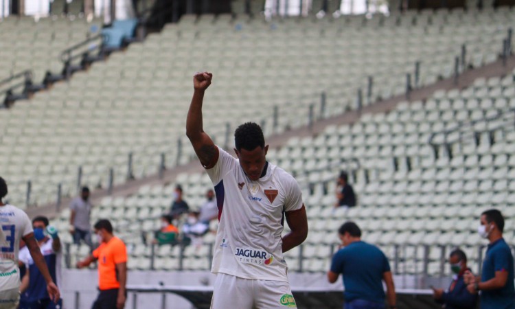 Com o punho erguido, volante Matheus Jussa comemora gol no jogo Fortaleza x Bahia, na Arena Castelão, pela Copa do Nordeste