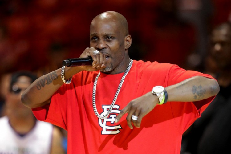 (ARQUIVO) Nesta foto de arquivo tirada em 23 de julho de 2017, o rapper DMX se apresenta durante a quinta semana da liga de basquete BIG3 três em três no UIC Pavilion em Chicago, Illinois. - DMX, rapper conhecido por rosnados exclusivos e sucessos de hip hop, morreu de acordo com a mídia dos EUA em 9 de abril de 2021. (Foto de STREETER LECKA / GETTY IMAGES NORTH AMERICA / AFP)