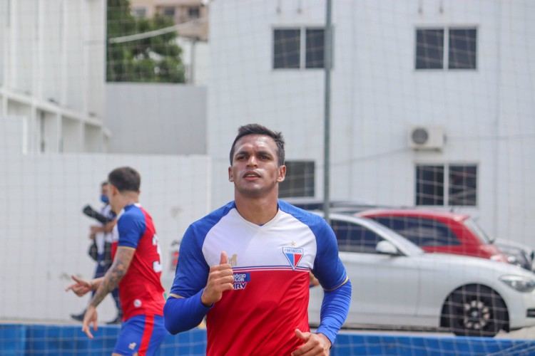 Atacante Robson em treino do Fortaleza no Centro de Excelência Alcides Santos, no Pici