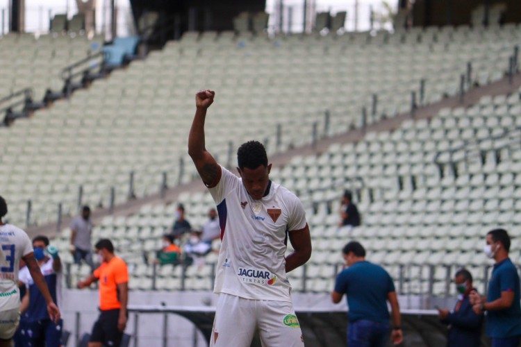 Com o punho erguido, volante Matheus Jussa comemora gol no jogo Fortaleza x Bahia, na Arena Castelão, pela Copa do Nordeste