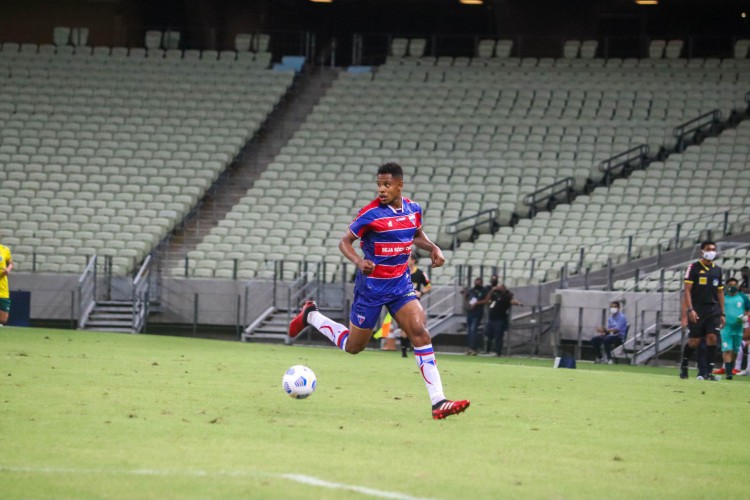 Volante Matheus Jussa com a bola no jogo Fortaleza x Ypiranga, na Arena Castelão, pela Copa do Brasil 2021