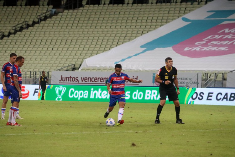 Meia Yago Pikachu cobra falta no jogo Fortaleza x Ypiranga, na Arena Castelão, pela Copa do Brasil 2021