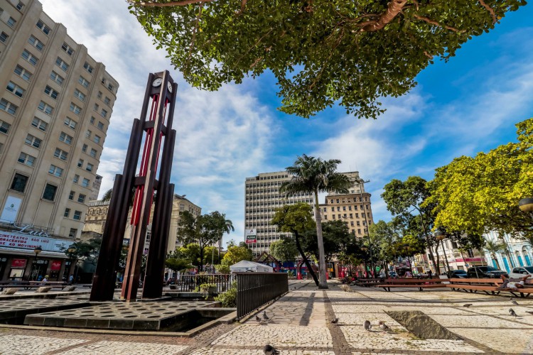 Antigo ponto de encontro de intelectuais, comerciantes e contadores de causos, a Praça do Ferreira guarda histórias clássicas que resguardam a cultura humorística do cearense. Nesta sexta-feira, 1º, recebe o Festival de Mentiras