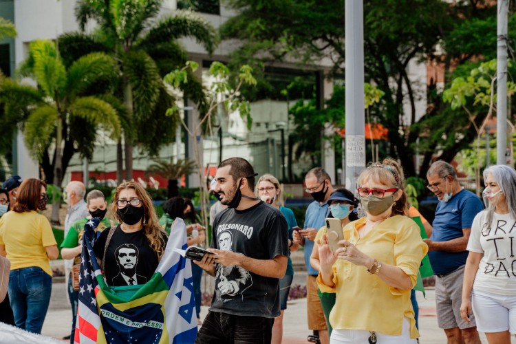 Marcha Cristã da Família em uma esquina da Praça. A Polícia Militar estava presente para dispersar os manifestantes e fazer valer o decreto governamental de isolamento social