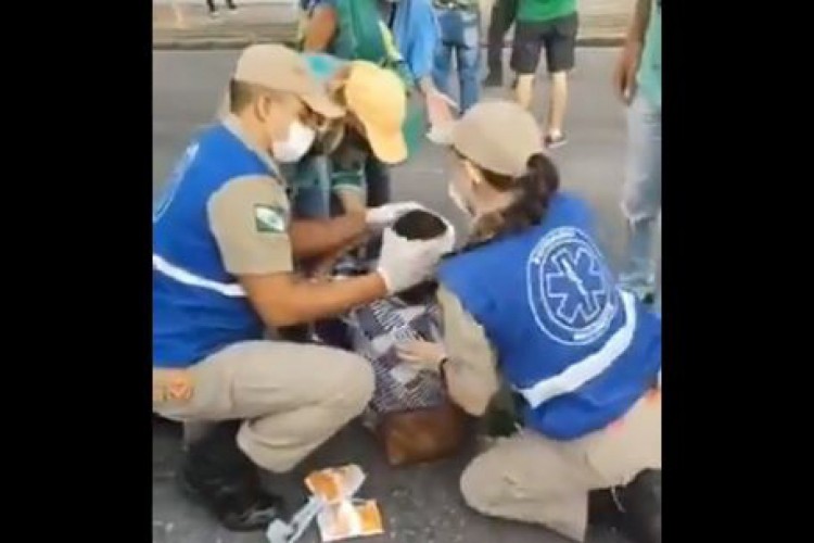 Idosa foi atendida logo após ser atingida pela fruta