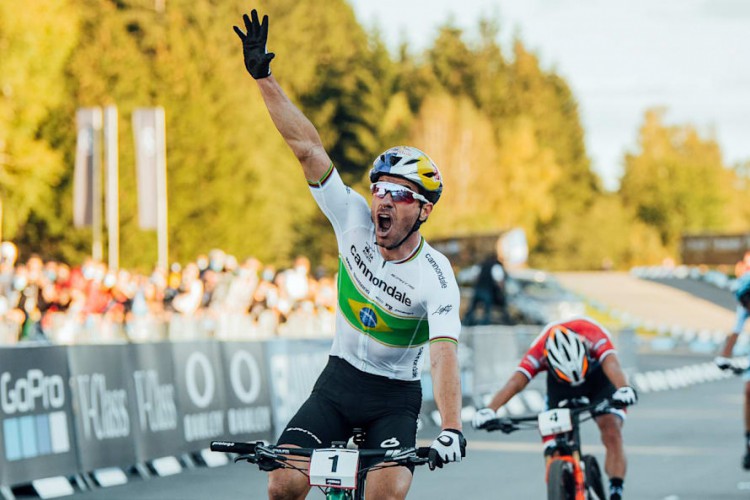 Henrique Avancini compete no ciclismo mountain bike e é o primeiro lugar do ranking mundial