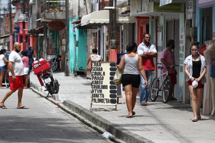 Brasil apresenta "rejuvenescimento" nas mortes e internações por Covid-19