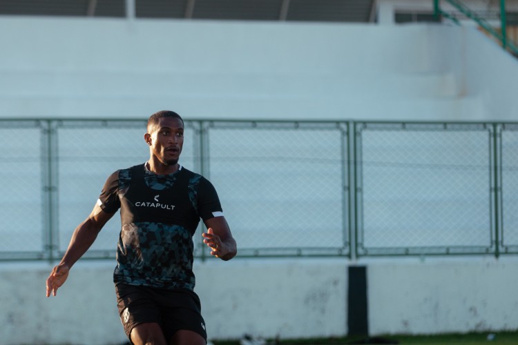 Atacante Saulo Mineiro em treino do Ceará no estádio Carlos de Alencar Pinto, em Porangabuçu