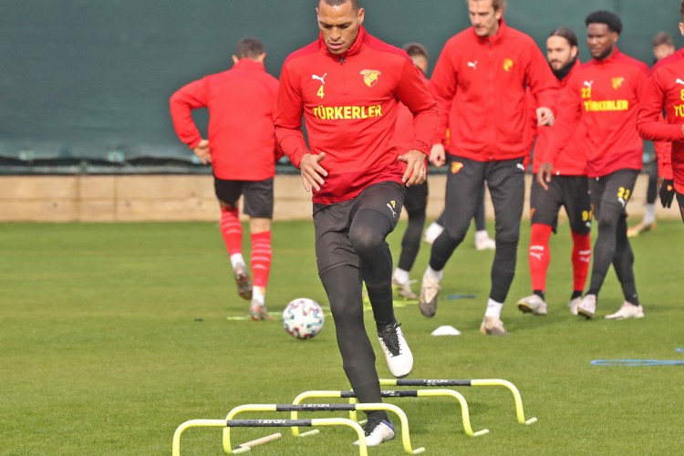 Zagueiro Titi em treino do Göztepe, da Turquia