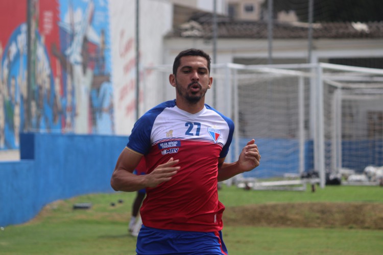 Lateral-esquerdo Bruno Melo em treino do Fortaleza no Centro de Excelência Alcides Santos, no Pici