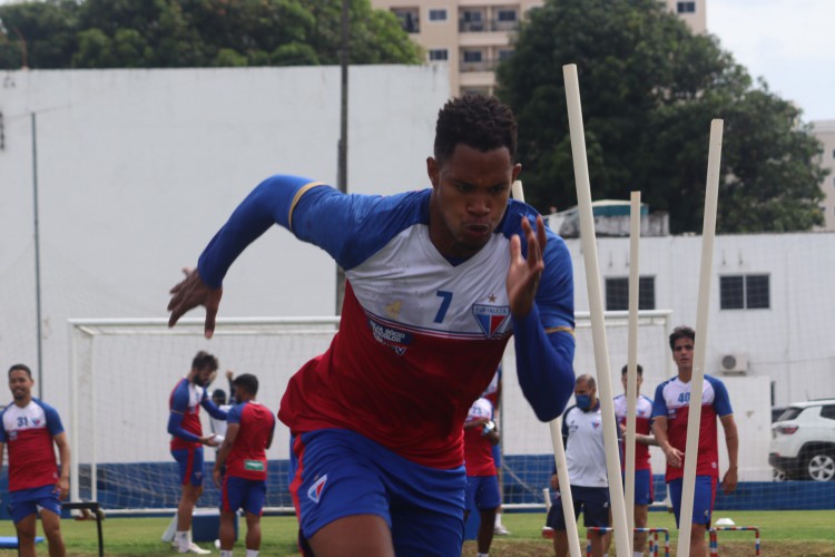 Volante Matheus Jussa completou a sequência de três cartões amarelos