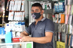 FORTALEZA,CE, BRASIL, 15.04.2021:  Julio Martins, 35 ambulanteMovimentação no comércio na primeira semana da retomada pós lockdown.  centro de Fortaleza. (Fotos: Fabio Lima/O POVO).