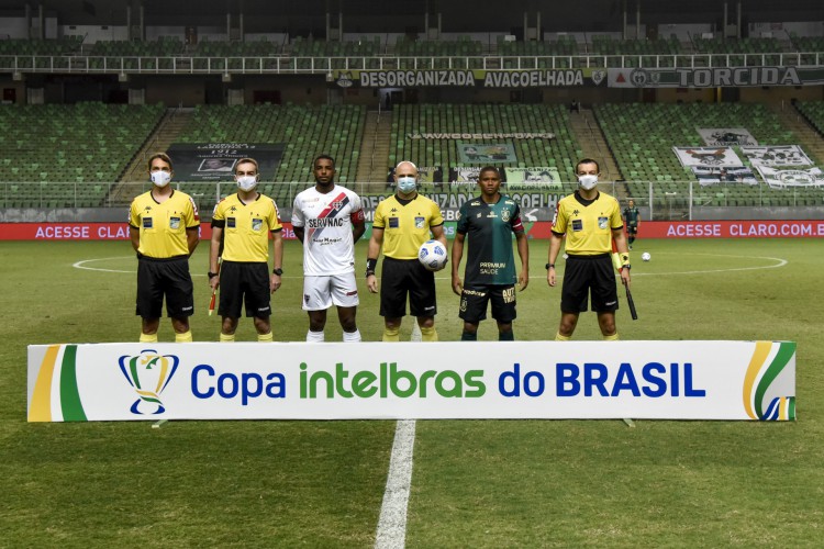 Quarteto de arbitragem e capitães dos times perfilados antes do jogo América-MG x Ferroviário, na Arena Independência, pela Copa do Brasil 2021