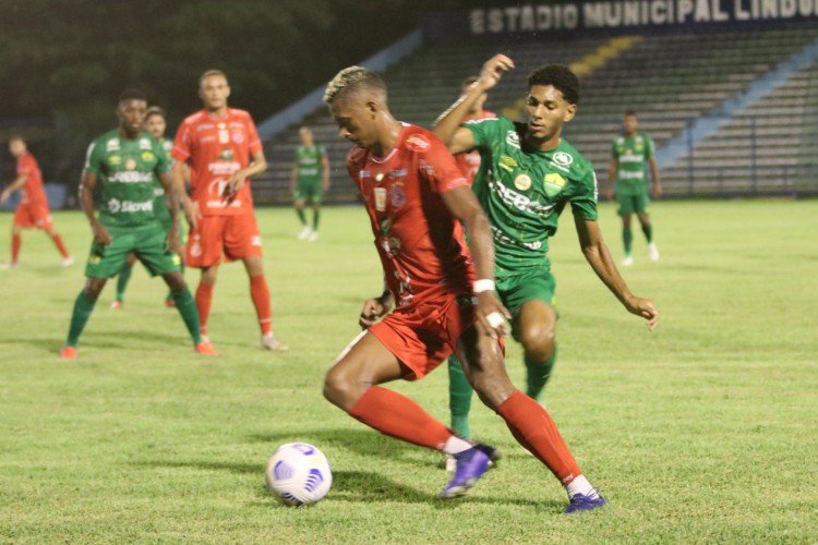 Lance do jogo 4 de Julho x Cuiabá, no estádio Lindolfo Monteiro, em Teresina, pela Copa do Brasil