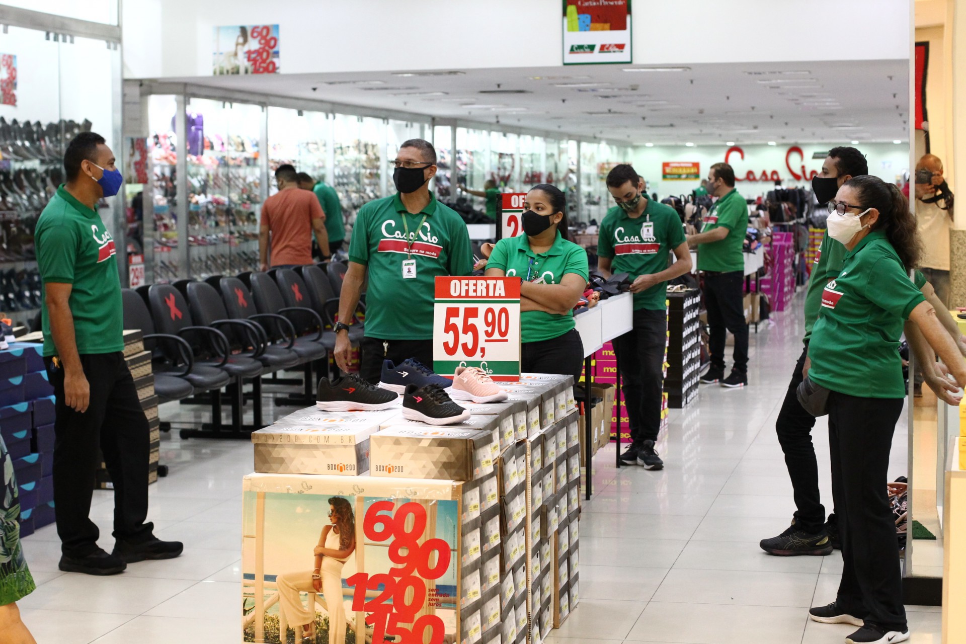 Comércio popular de roupas no Brás, em São Paulo, atrai sacoleiros