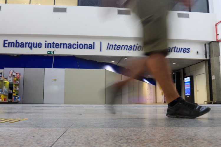 Quem pode ter interesse em não cobrar testes ou vacinação de quem chega aos aeroportos?(foto: BARBARA MOIRA)