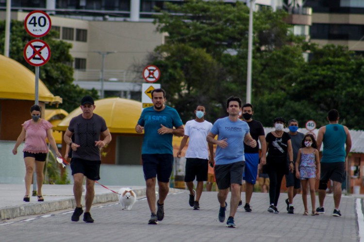 Apesar da vigência de lockdown nos fins de semana, definida por decreto, calçadão da avenida Beira Mar estava com grande movimentação no fim da tarde deste domingo