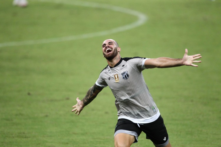 Felipe Vizeu comemora o terceiro gol do Ceará contra o Sampaio Corrêa