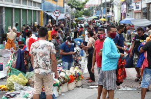 FORTALEZA,CE, BRASIL, 19.04.2021: Feirantes da José Avelino ocupam as ruas proximas gerando aglomeração. Centro.  (Fotos: Fabio Lima/O POVO)