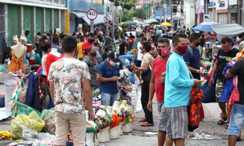 Puxada por vestuário e artigos para residência, inflação de janeiro na Grande Fortaleza fica acima da média nacional, sendo a sexta maior do país; confira o que ficou mais caro (Foto: FABIO LIMA)