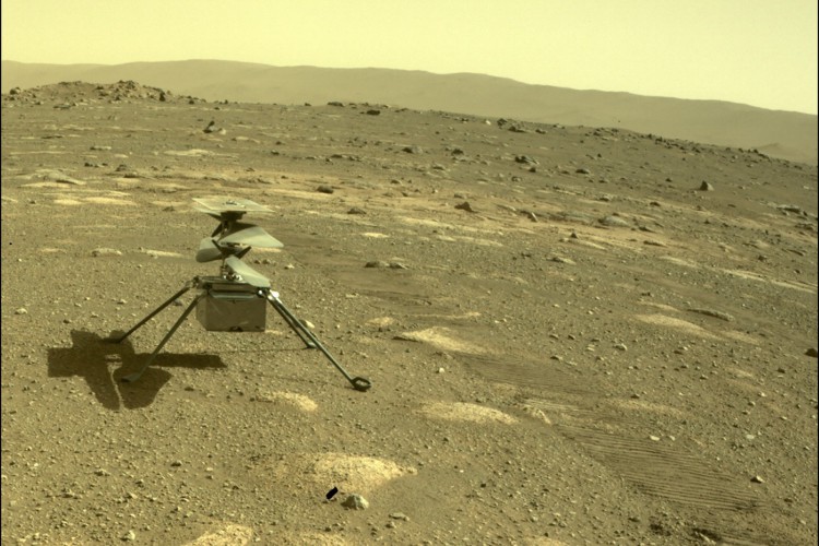 Esta foto da NASA obtida em 6 de abril de 2021 mostra o helicóptero Ingenuity visto em Marte pela câmera de perigo traseira do rover Perseverance em 4 de abril de 2021