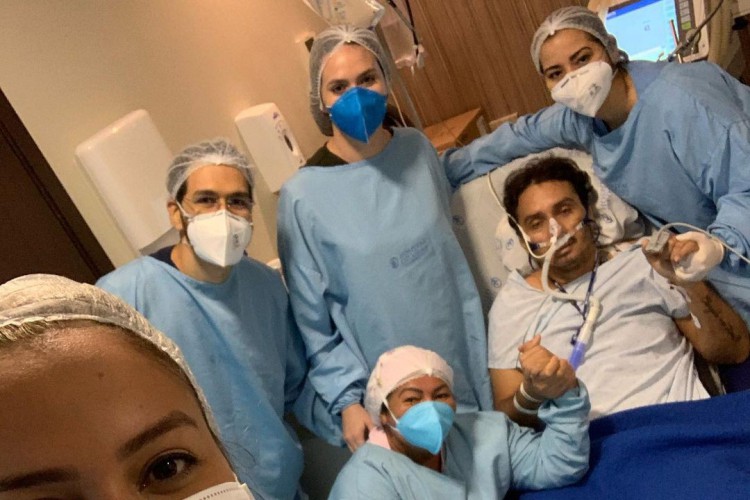 O cantor publicou uma foto acompanhado dos médicos