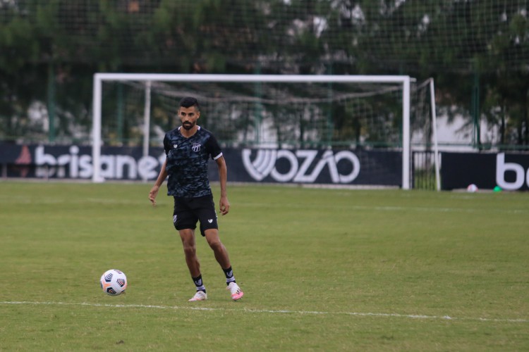 Meia Jorginho com a bola em treino do Ceará no estádio Carlos de Alencar Pinto, em Porangabuçu