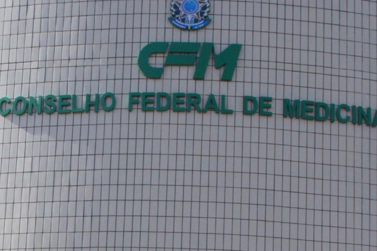 CFM publicou parecer em abril de 2020 autorizando que médicos prescrevam cloroquina a pacientes com Covid-19; mesmo com ineficácia comprovada do remédio, documento segue em vigor