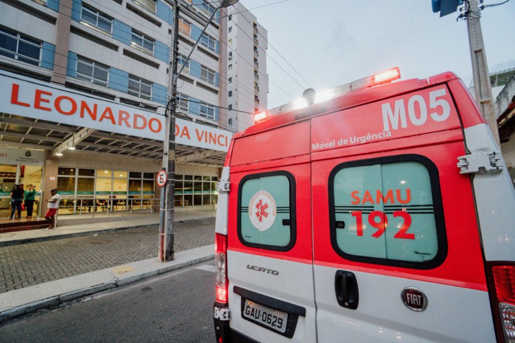 FORTALEZA, CE, BRASIL, 19-04-.2021: Movimento de pessoas e ambulância na frente do Hospital Estadual Leonardo da Vinci, especializado em Covid-19, em Fortaleza 