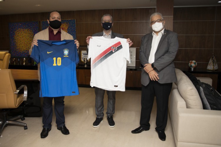 Presidente do Ferroviário, Newton Filho, presidente da CBF, Rogério Caboclo, e presidente da FCF, Mauro Carmélio, em reunião na sede da CBF