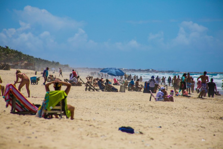 ￼Com as barracas fechadas, frequentadores ficaram na faixa de areia